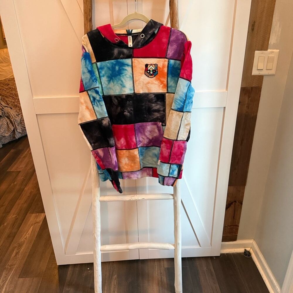 Fifth Loop “deserves attention” hooded. Embroidered Bear. Patchwork Med.